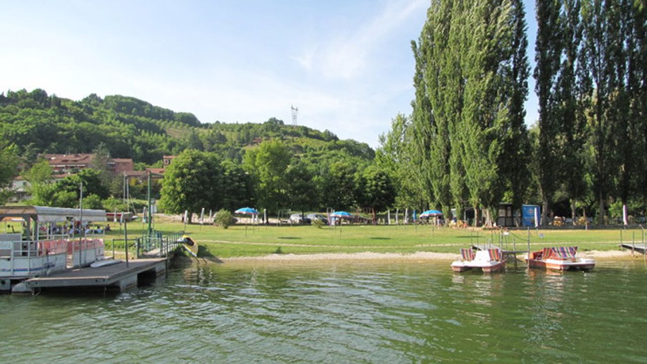 spiaggia in erba piediluco